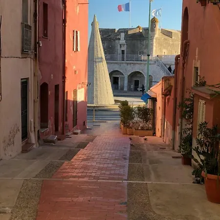 La Petite Barque * Mentona